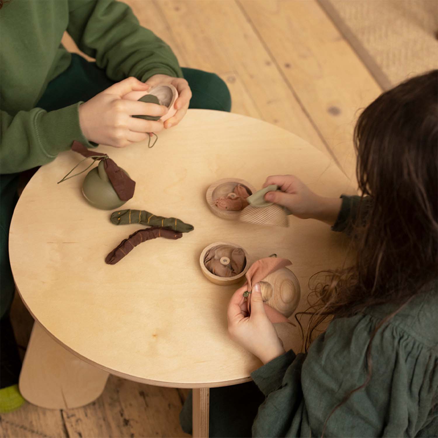Jeu d'histoire en bois - Pomme et son petit ami