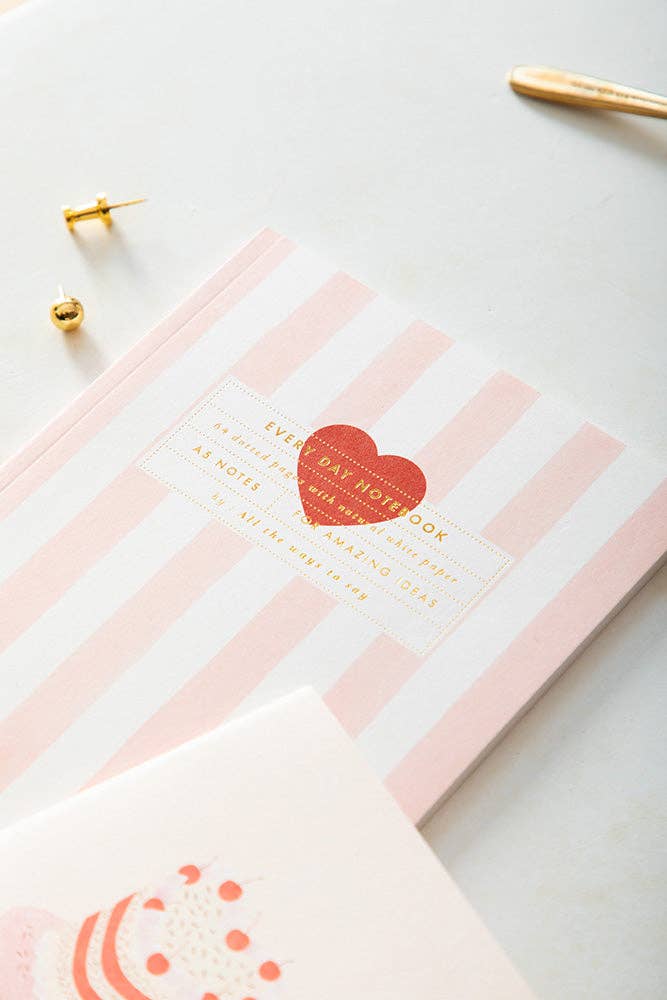 Carnet à rayures roses et blanches joli cœur rouge
